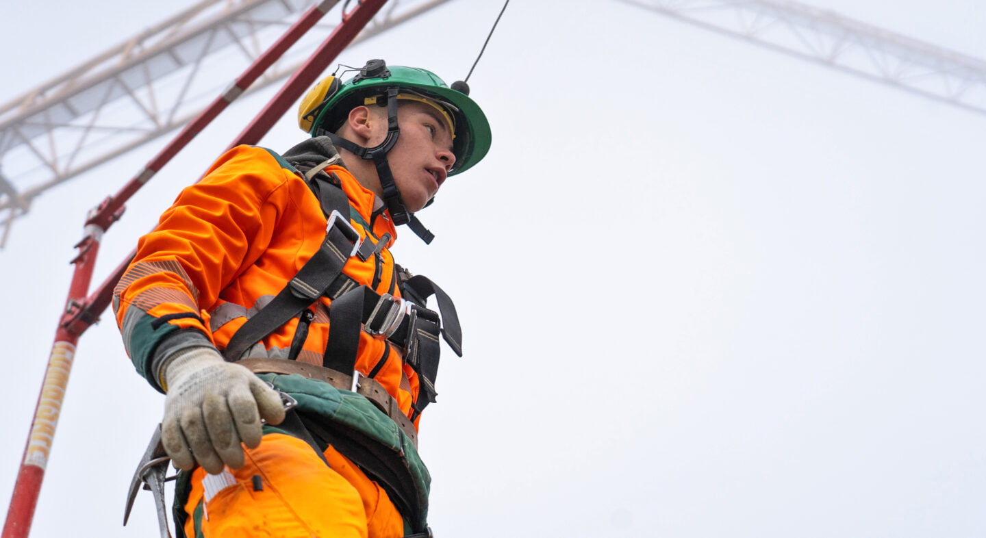 Korrekte Sicherung eines Bauarbeiters