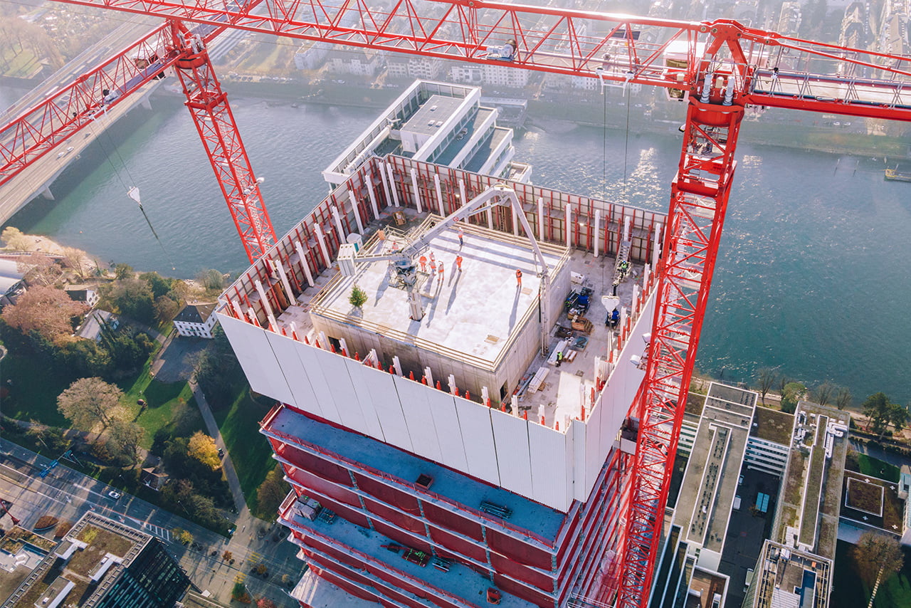 Krane auf einer Baustelle in Bern