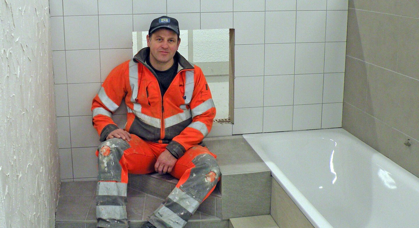 Kundenmaurer vor seinem Werk