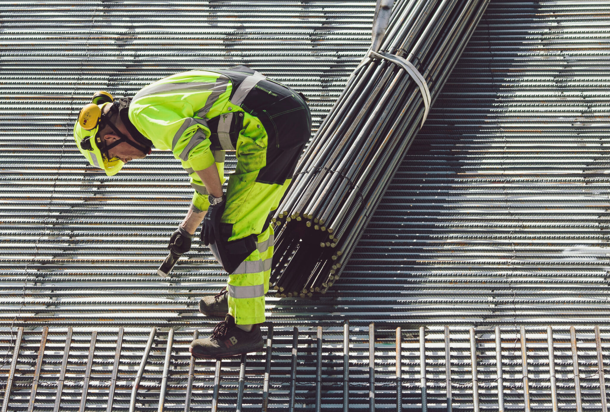 Eisenleger beim Verlegen von Armierungseisen