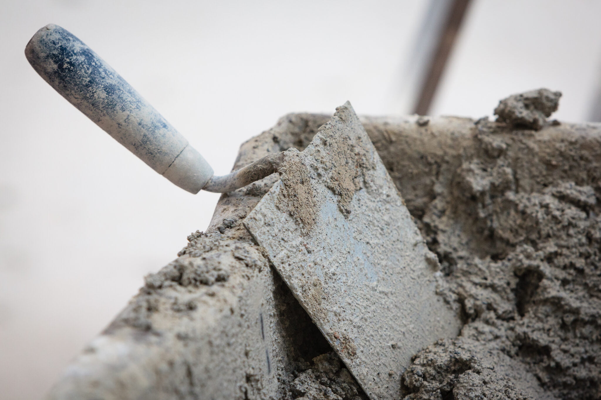 Maurerkelle im Zement