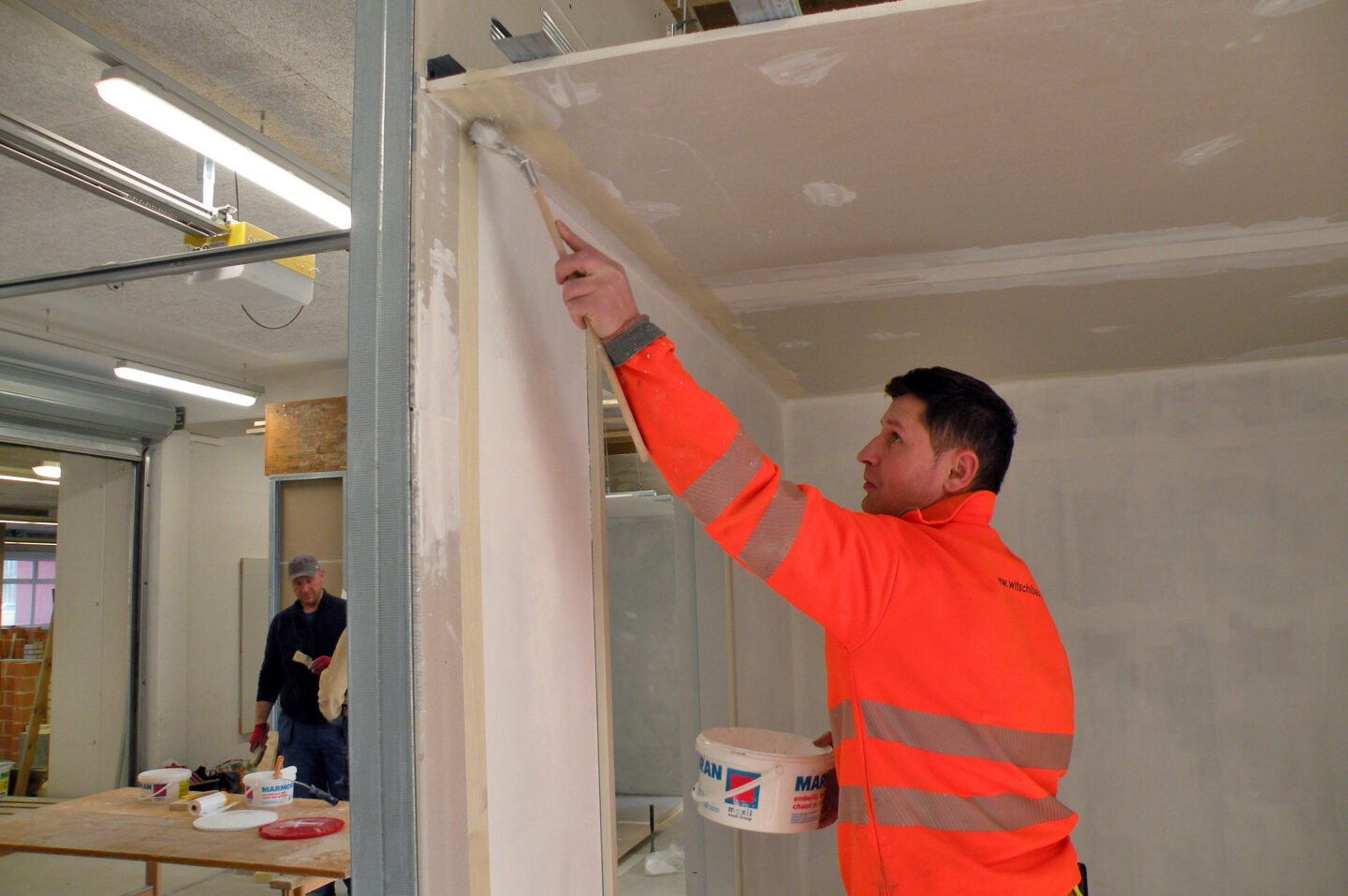 Maurer bemalt Leichtbauwand
