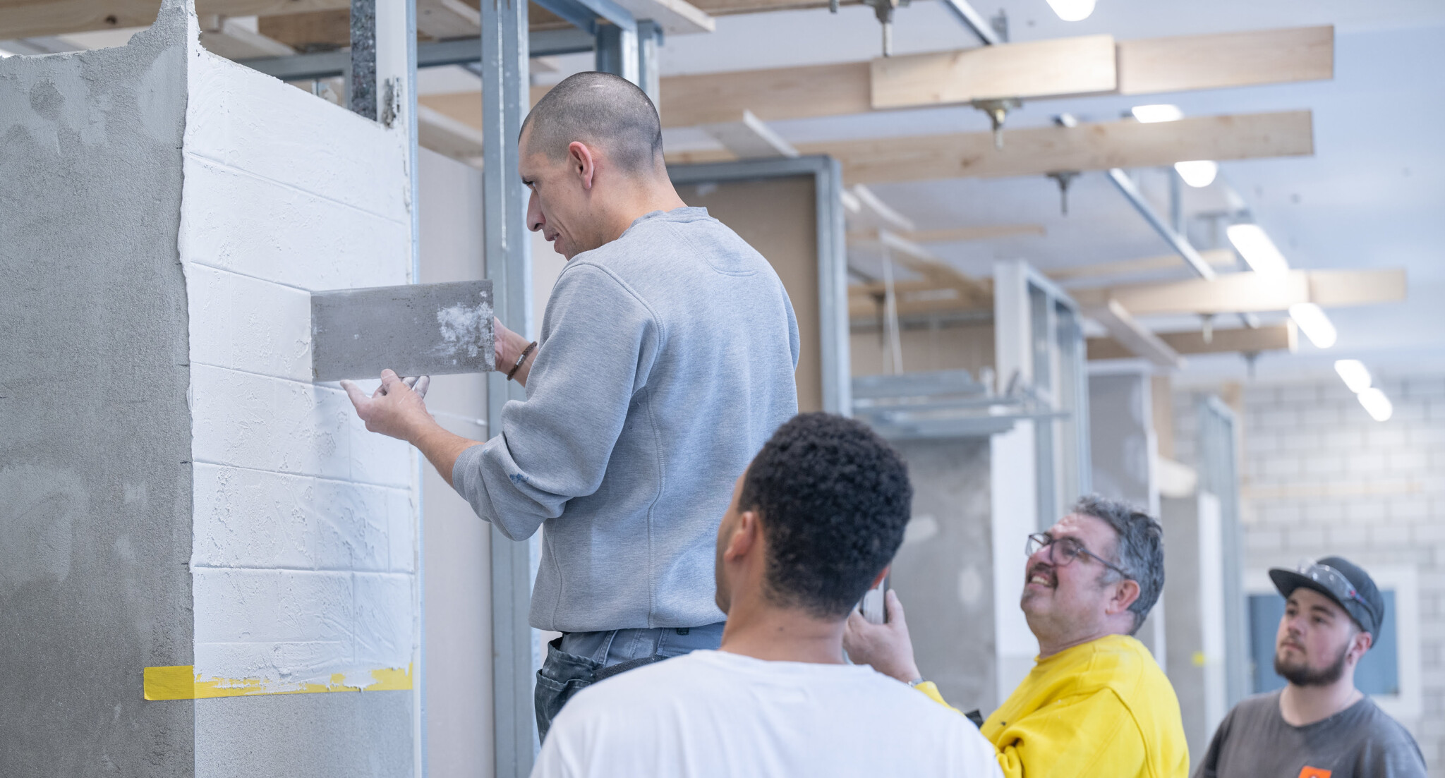 Maurer erstellen optisches Sichtmauerwerk
