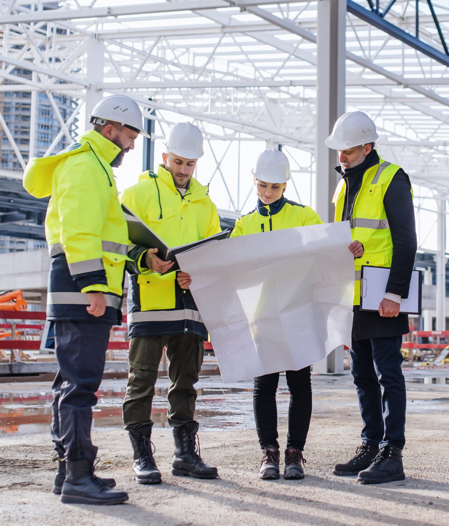 Baumeister bei der Besprechung mit einem Plan