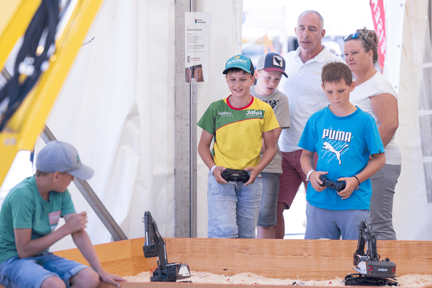 Kinder beim Baggern