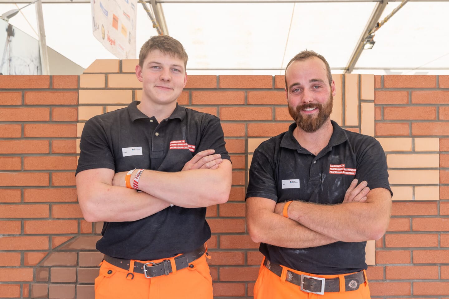 Cyrill und Ben posieren stolz vor ihrem Objekt